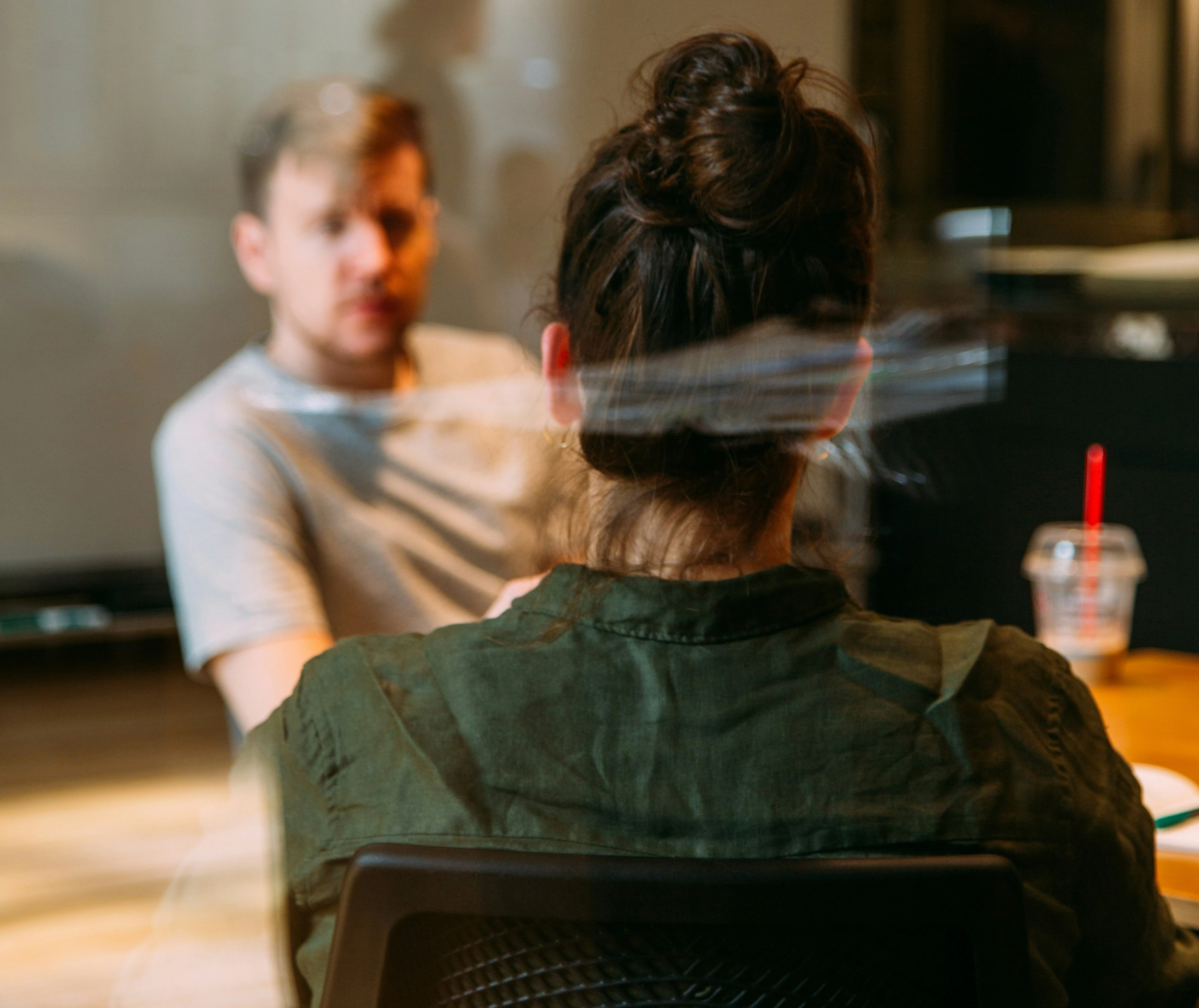 Führungskraft führt Mitarbeiter Feedbackgespräch im Büro